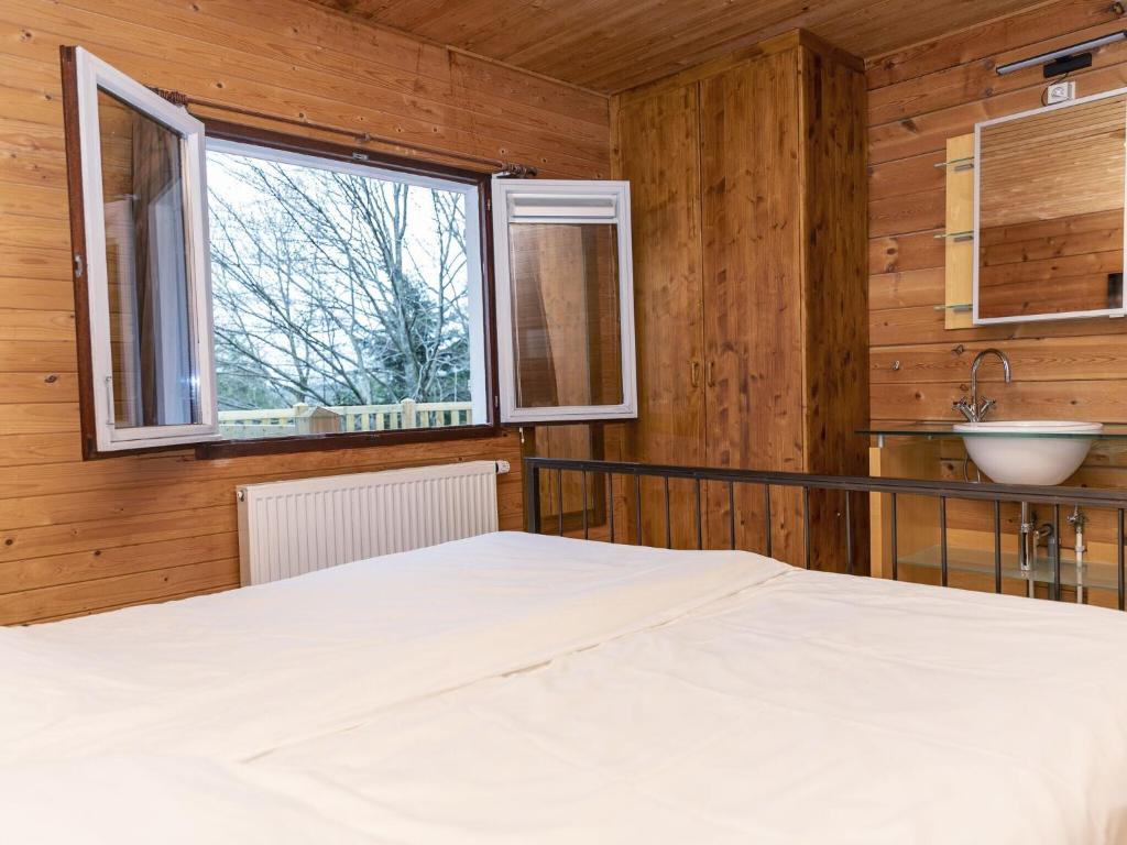 Postel nebo postele na pokoji v ubytování Chalet in Manhay for 9 Person