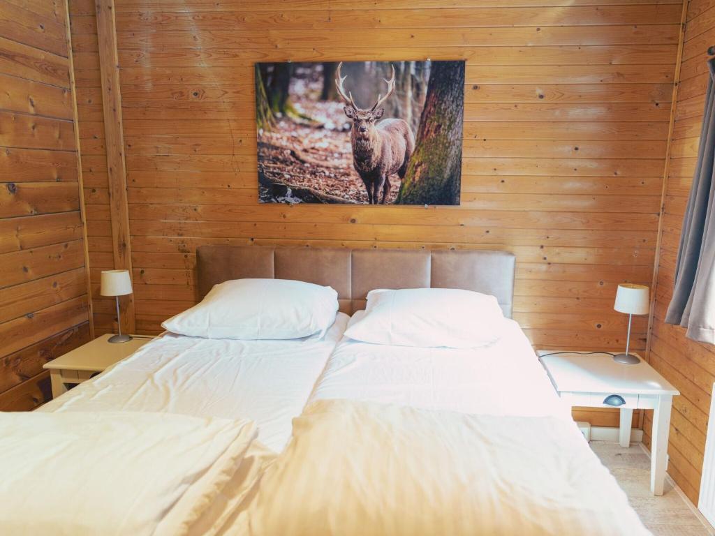 Postel nebo postele na pokoji v ubytování Chalet in Manhay for 9 Person