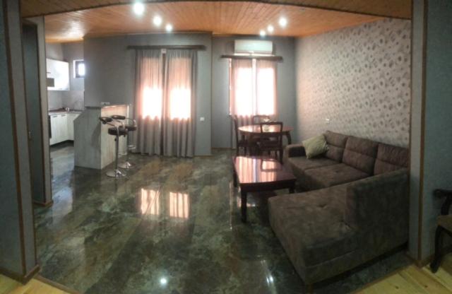- un salon avec un canapé et une table dans l'établissement Aleqs, à Tbilissi