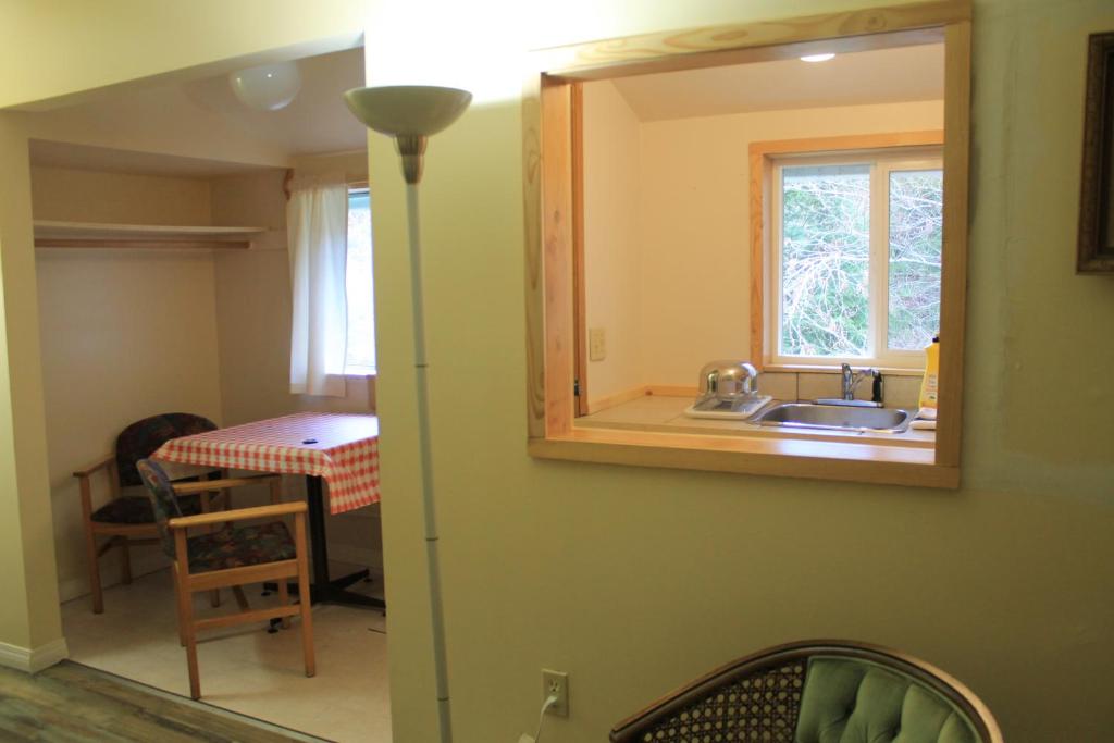Uma cama ou camas num quarto em Orca Inn