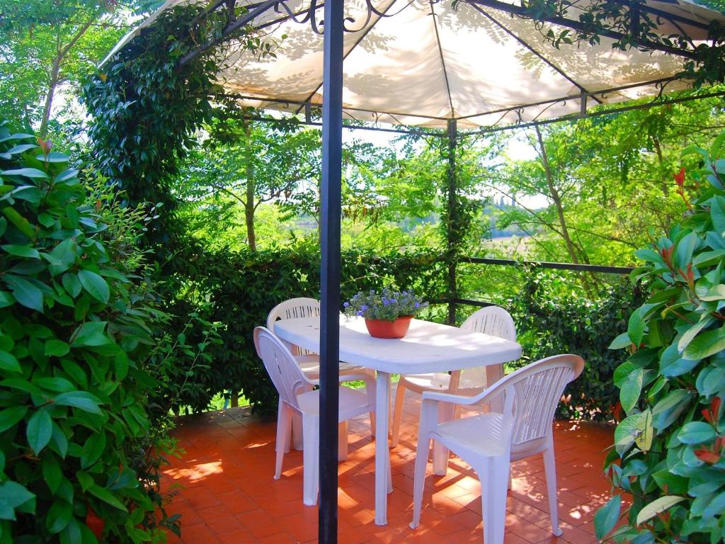Zahrada ubytování Holiday Home in Fucecchio with Pool