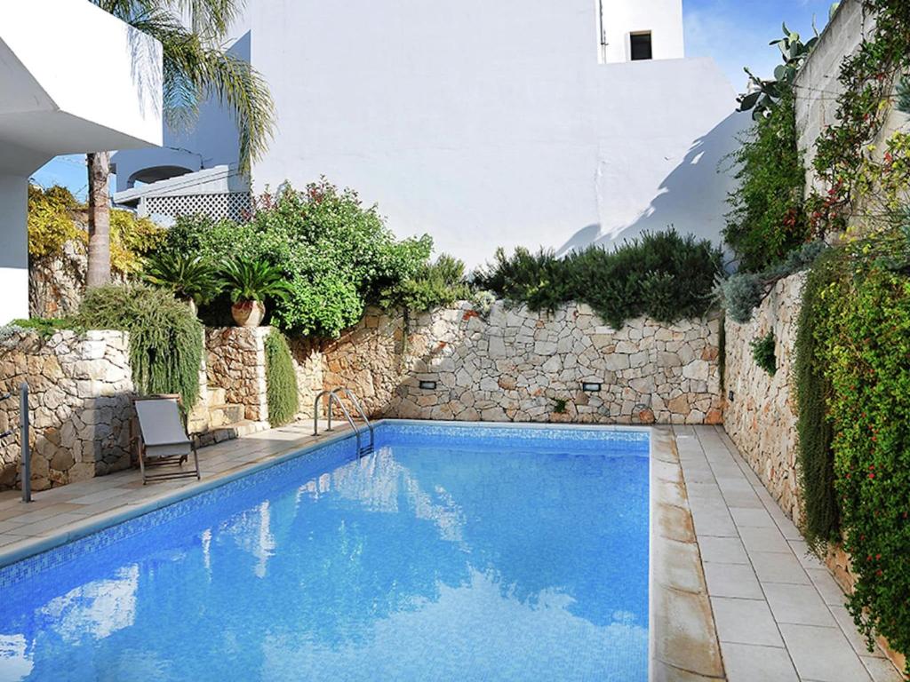 サンタ・マリア・アル・バーニョにあるHoliday home with sea view near Gallipoliの石壁の庭のスイミングプール