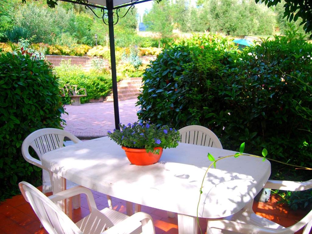 Zahrada ubytování Holiday Home in Fucecchio with Pool