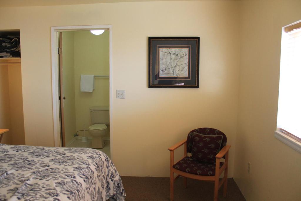 Uma cama ou camas num quarto em Orca Inn