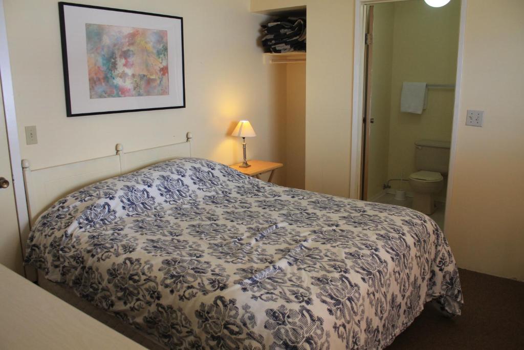 Uma cama ou camas num quarto em Orca Inn