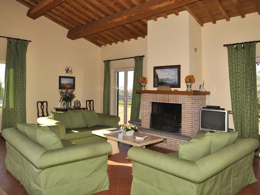 Attractive and spacious independent villa with private swimming pool