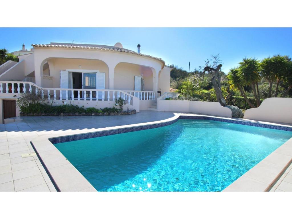 Villa con piscina frente a una casa en Modern Villa in Lagos with private Swimming Pool, en Lagos