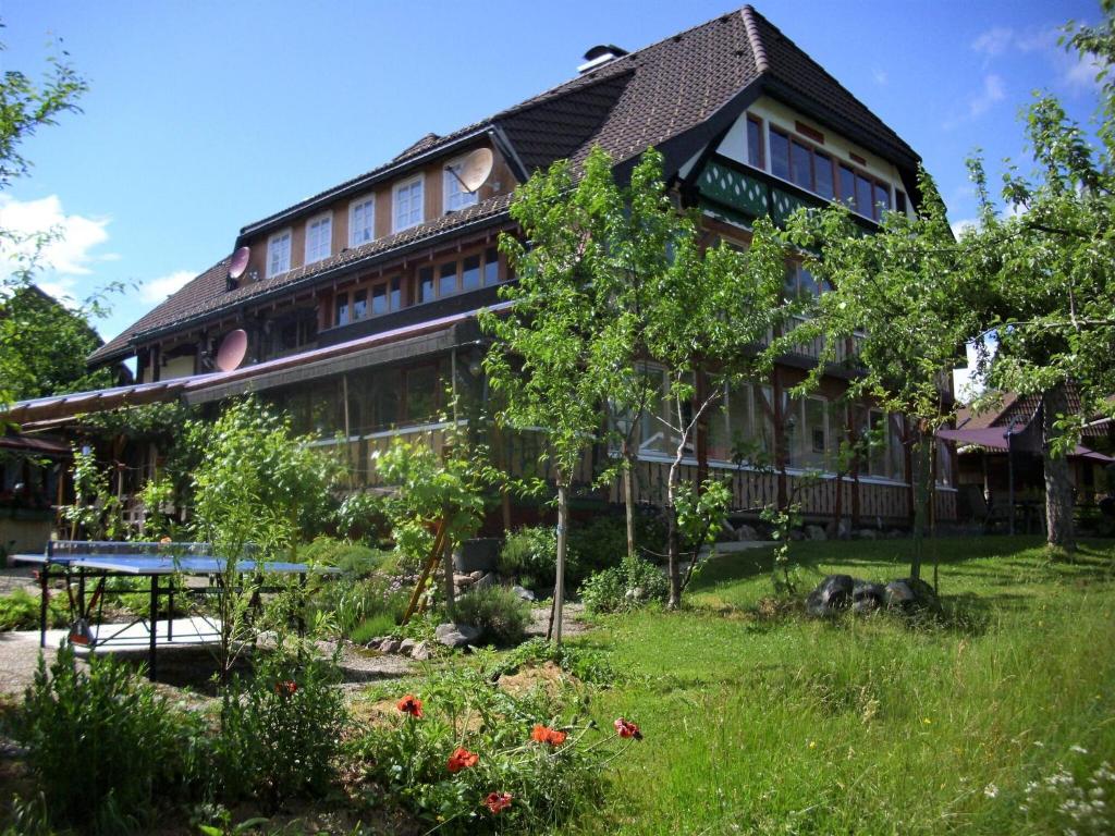 dom z ogrodem przed nim w obiekcie Peaceful Apartment in Baden W rttemberg with Balcony w mieście Bernau im Schwarzwald