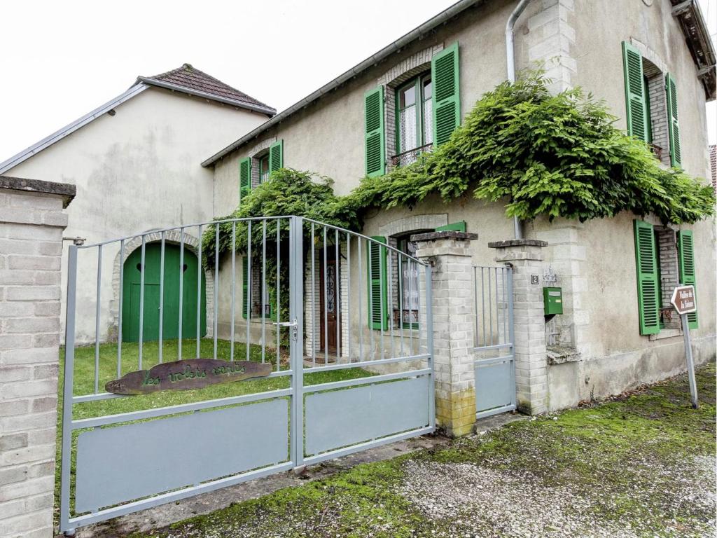 une vieille maison avec une porte en face dans l'établissement Traditional house Fishing walking 30km from Vesoul, à Vanne