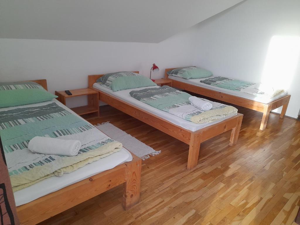 A bed or beds in a room at Anna Vendégház Szeleste