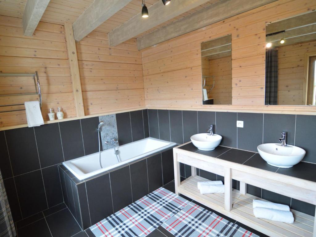 Kupaonica u objektu Sumptuous Chalet in Septon with Sauna bubblebath