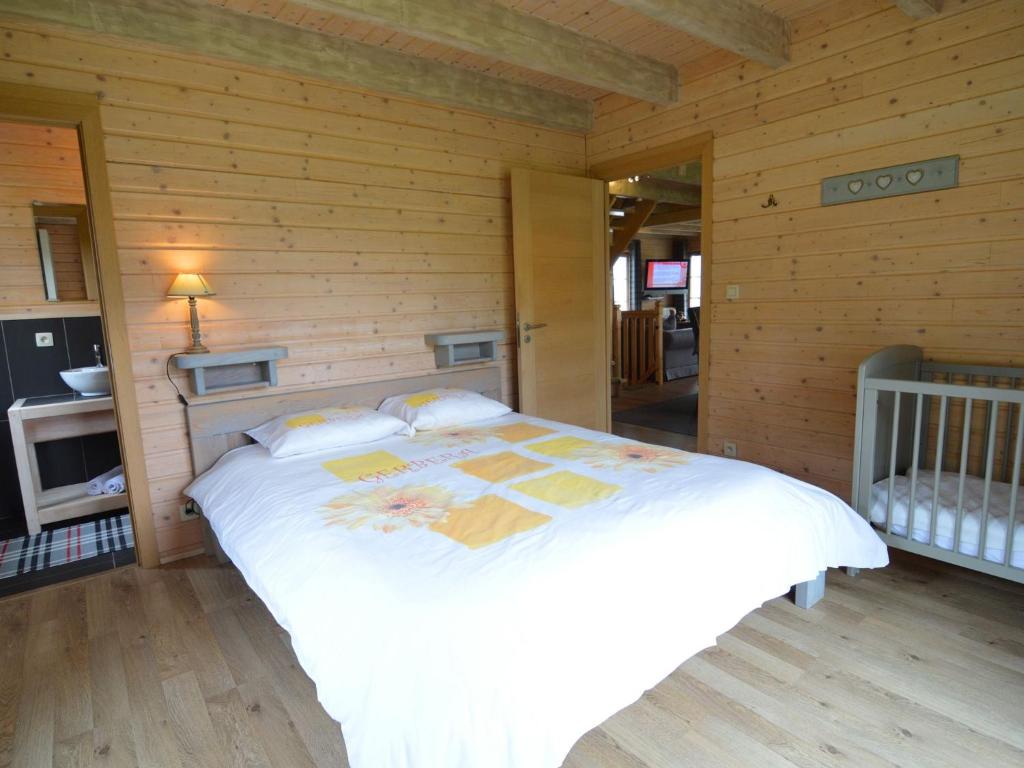Krevet ili kreveti u jedinici u objektu Sumptuous Chalet in Septon with Sauna bubblebath