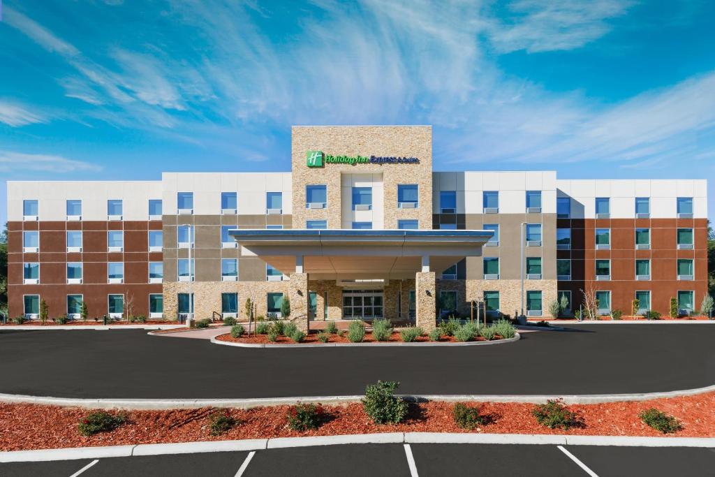 a rendering of a hospital building at Holiday Inn Express & Suites Oakhurst-Yosemite Park Area, an IHG Hotel in Oakhurst