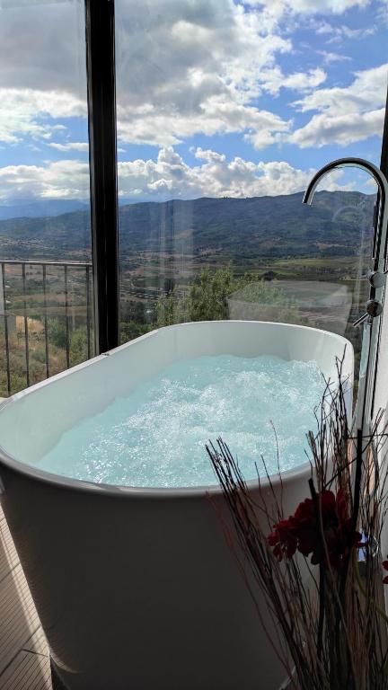Uma vista geral da montanha ou uma vista da montanha a partir do hotel