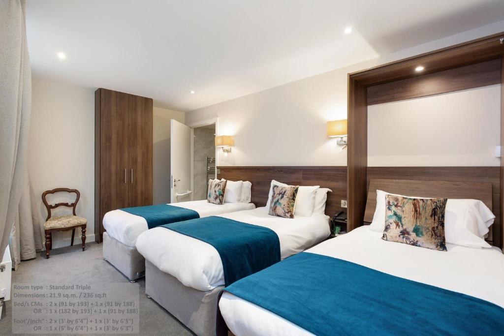 Una cama o camas en una habitación de Gardiner Lodge