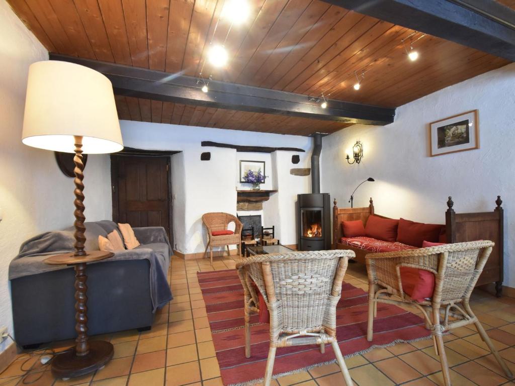 Posezení v ubytování Cottage in Baneux near Forest & Barbecue