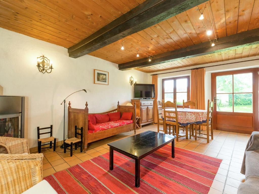 Posezení v ubytování Cottage in Baneux near Forest & Barbecue