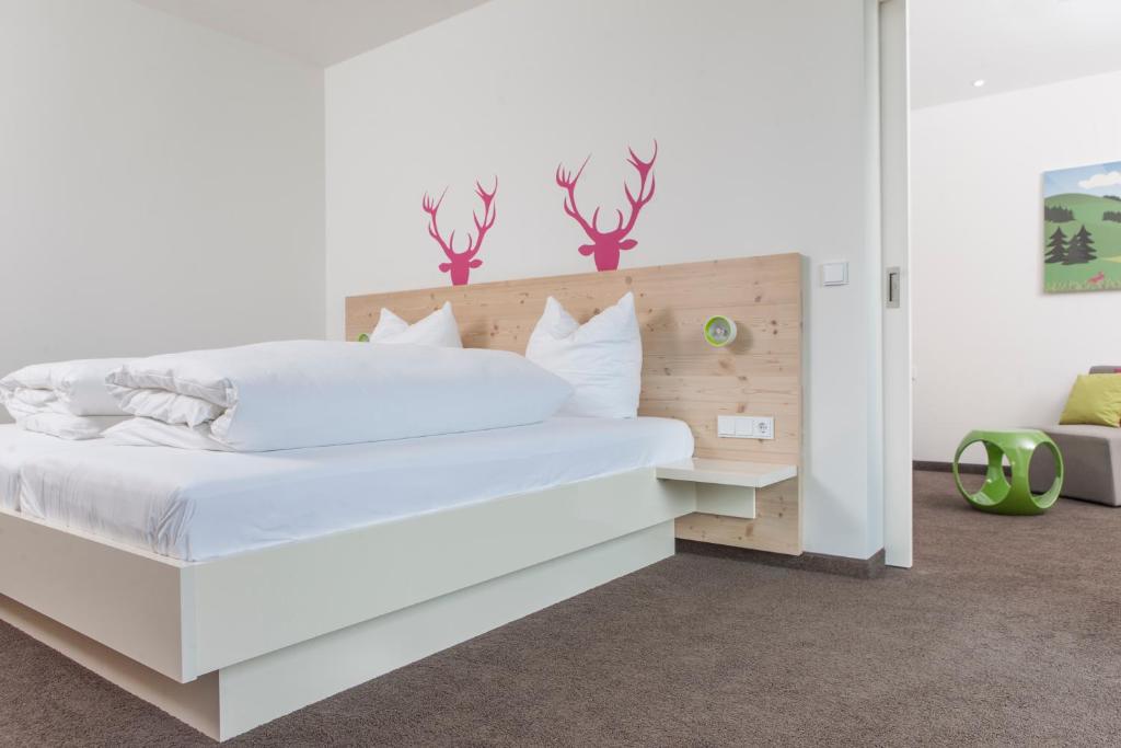 Postel nebo postele na pokoji v ubytování Hotel Die Alm