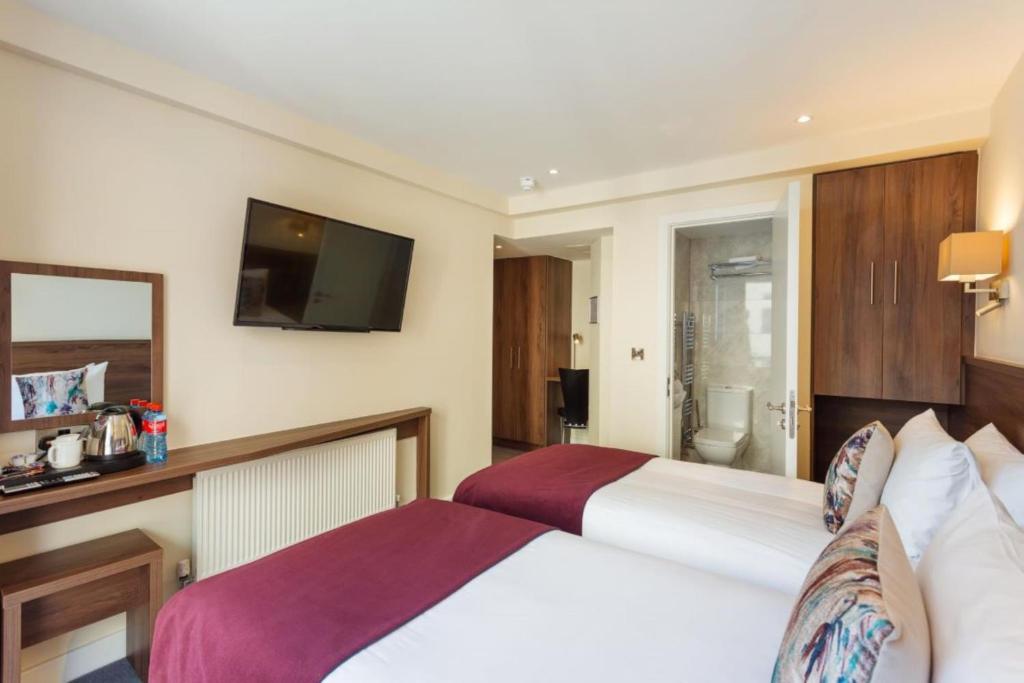 Una cama o camas en una habitación de Gardiner Lodge