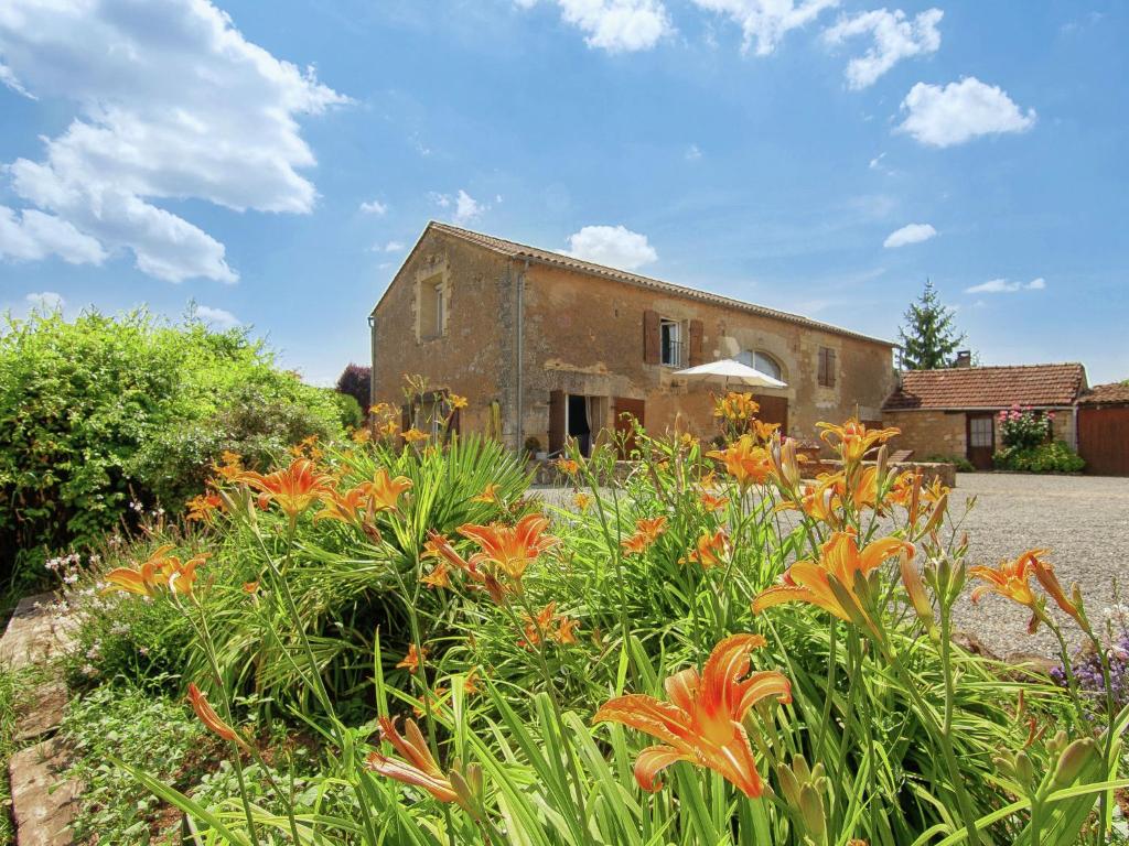 サン・シプリアンにあるComfy holiday home in Saint Cyprien with terraceの建物前のオレンジの花の庭園