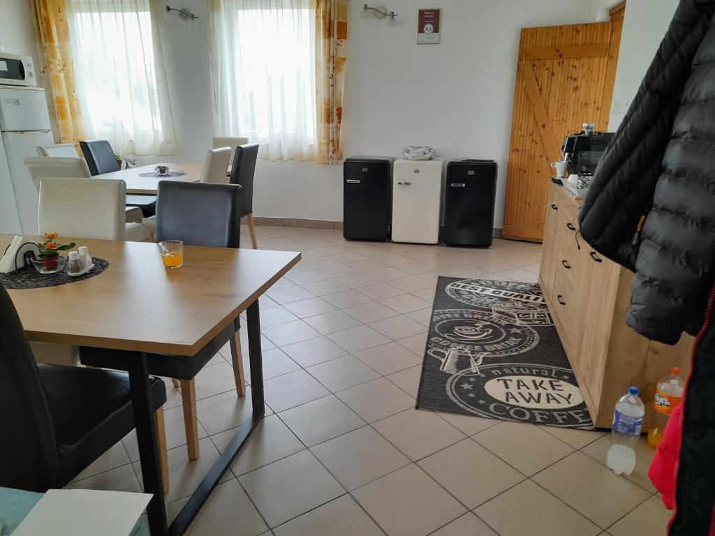 A kitchen or kitchenette at Anna Vendégház Szeleste