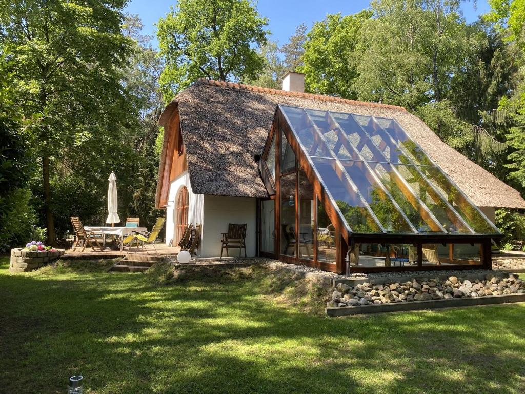 una conversión de granero con un invernadero en el patio en Exclusive holiday home in Uelsen with conservatory, en Uelsen