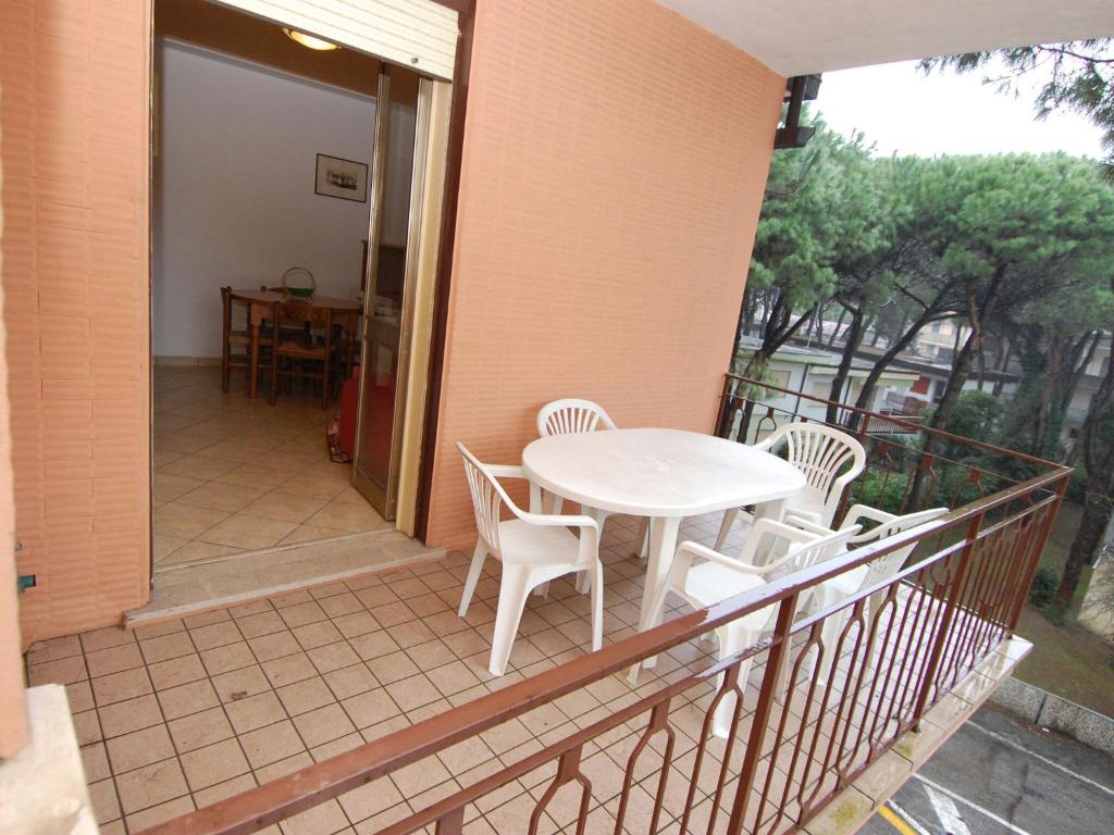 Seaside Apartment in Rosolina Mare with Parkingにあるバルコニーまたはテラス