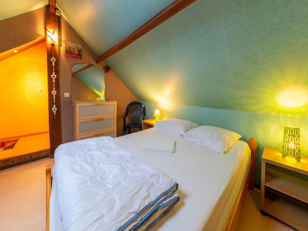Postel nebo postele na pokoji v ubytování Holiday Home in Ardennes near La Roche Castle