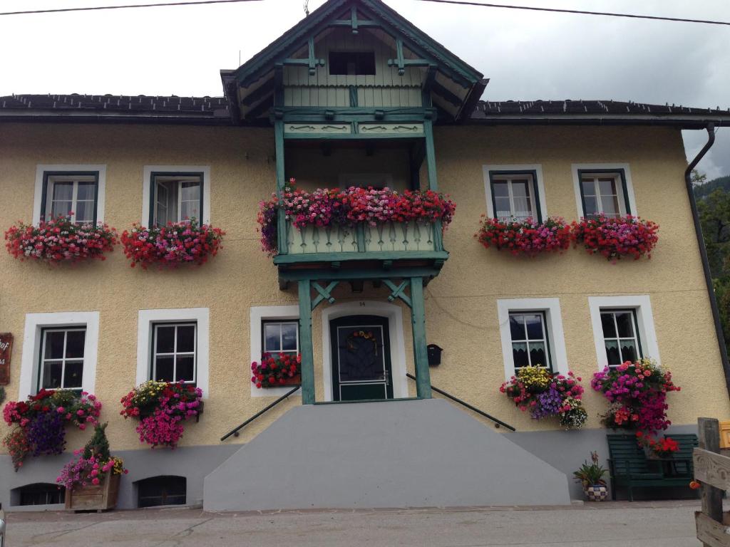 BirnbergにあるPichlerhof Sommmercard - Urlaub am Bauernhofの花箱とバルコニー付きの建物