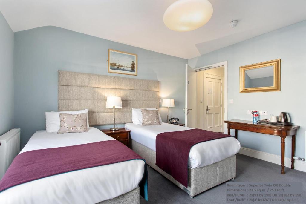 Una cama o camas en una habitación de Gardiner Lodge