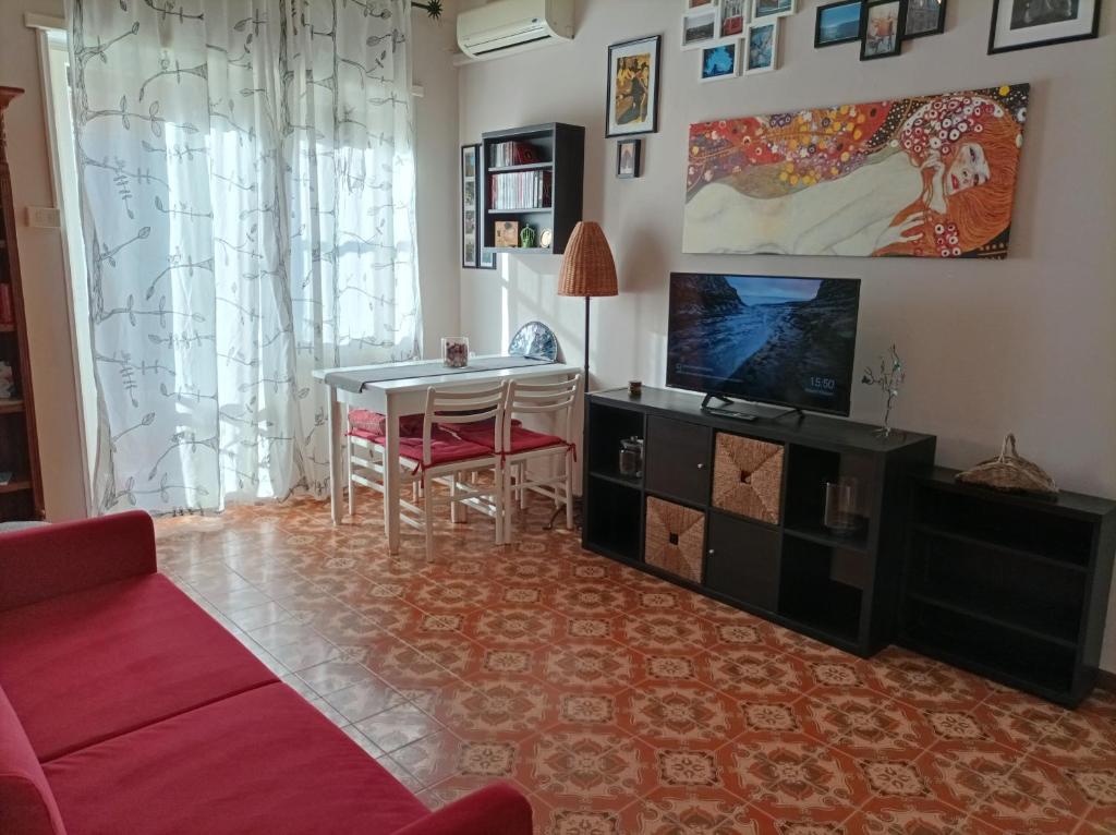 Televízia a/alebo spoločenská miestnosť v ubytovaní Il Gabbiano