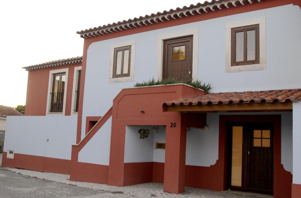 una casa blanca y roja con una puerta roja en CASA AZUL, en Monchite