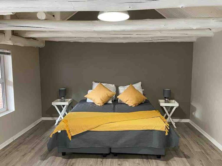 1 dormitorio con 1 cama con almohadas amarillas en Grace Gardens - Grace en Pretoria