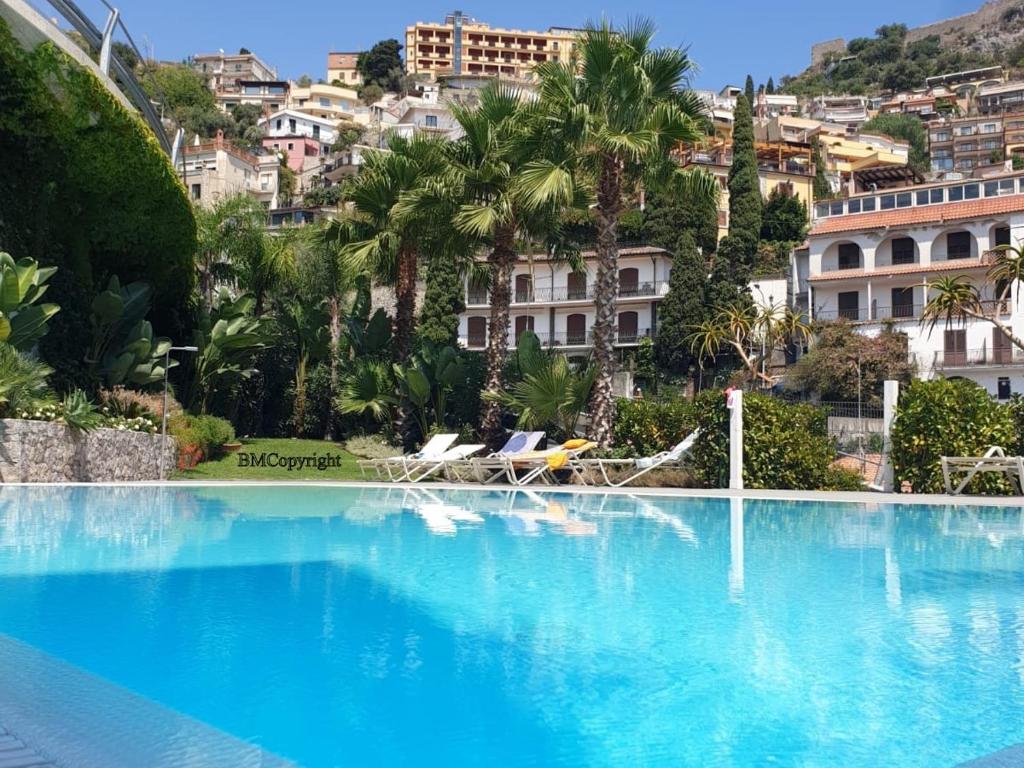 Bazén v ubytovaní Diana - Taormina Minerva Luxury Apartment by Taormina Holidays alebo v jeho blízkosti
