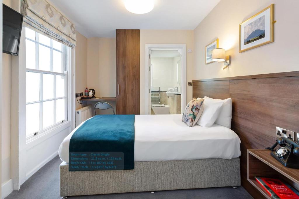 Una cama o camas en una habitación de Gardiner Lodge