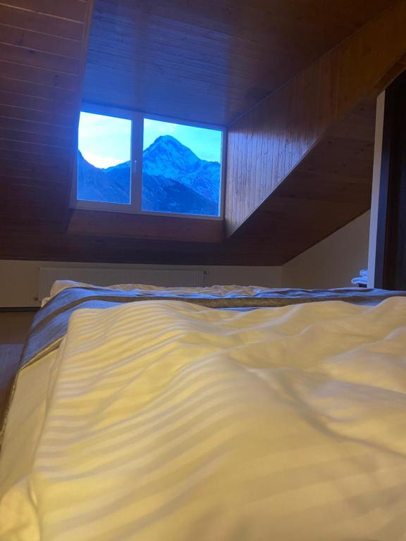 Postel nebo postele na pokoji v ubytování Mansarda Kazbegi