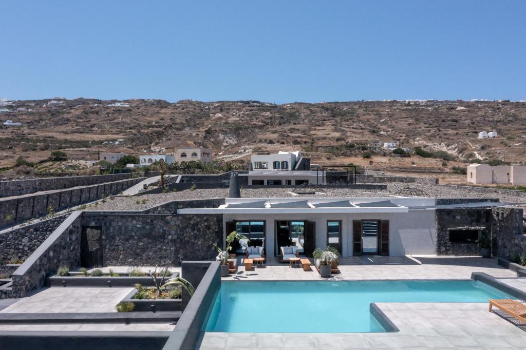 - Vistas a una casa con piscina en Ardor Exclusive Villas en Vourvoulos
