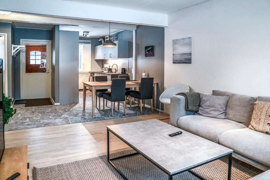 un soggiorno con un divano e un tavolo di Holiday Apartment Usva Kolmio a Suomutunturi