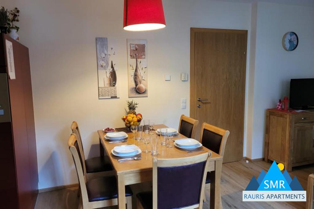 comedor con mesa con sillas y comedor en Daniela 1 by SMR Luxury Apartments, en Rauris