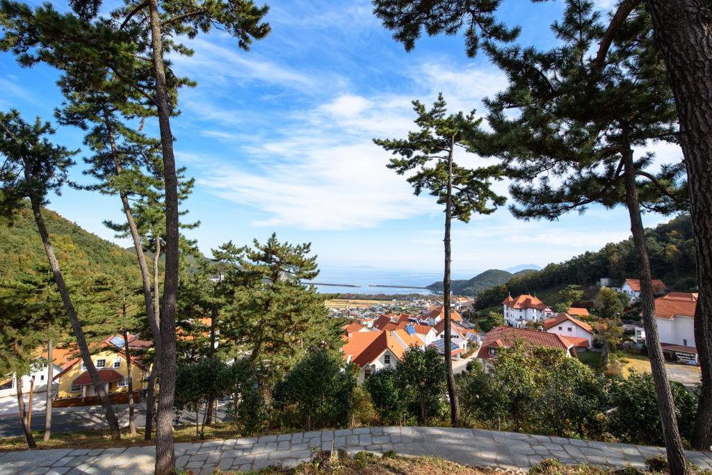 uitzicht op een stad door de bomen bij The Viewpoint House in Namhae