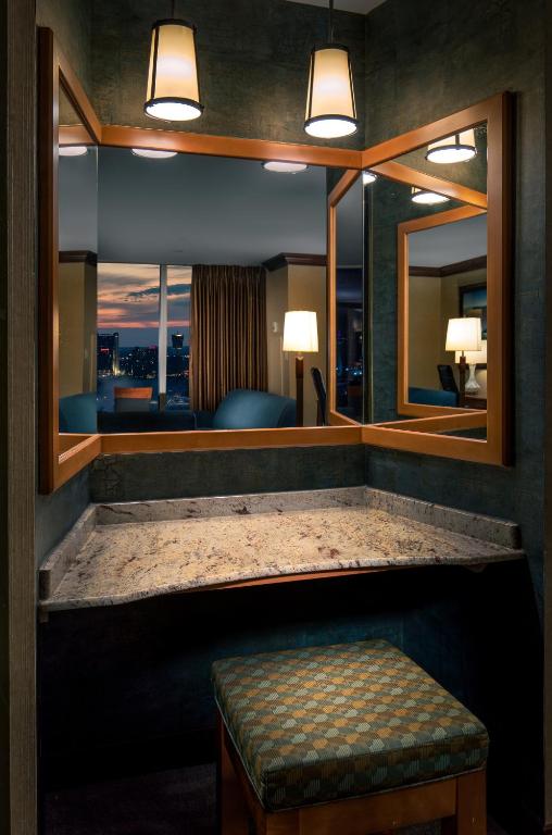 Postel nebo postele na pokoji v ubytování Seneca Niagara Resort & Casino