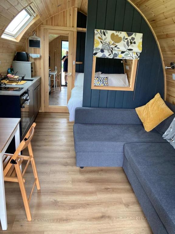 Posezení v ubytování Robins Nest Glamping Pod with Hot Tub