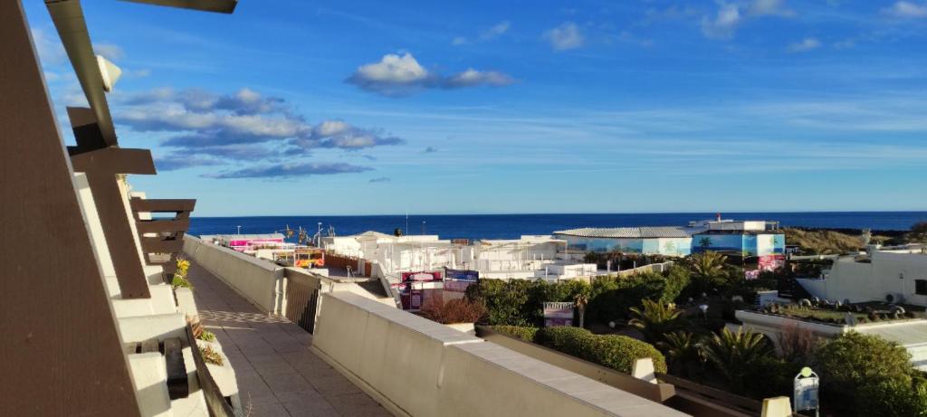 d'un balcon avec vue sur l'océan. dans l'établissement Village Naturiste Coursive Port Nature 2 Vue Mer, au Cap d'Agde