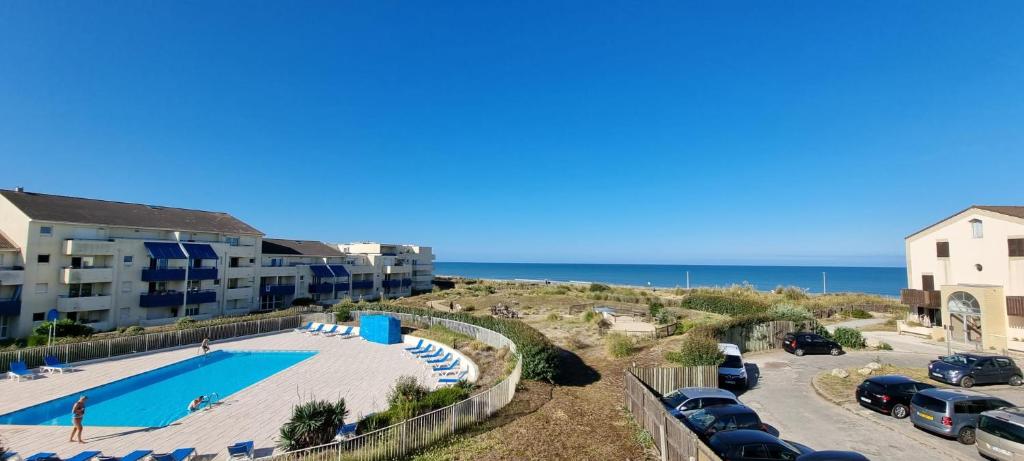 Vista de la piscina de Lacanau, Résidence Bleu Marine, appartement 2e étage, exceptionnel car balcon face et vue océan avec piscine ! Et avec parking réservé o d'una piscina que hi ha a prop