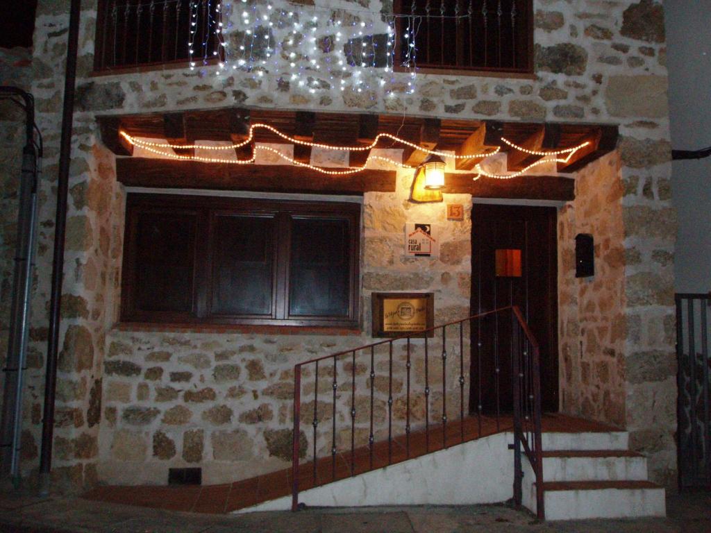 un edificio con una escalera con luces. en La Hijuela en Navafría