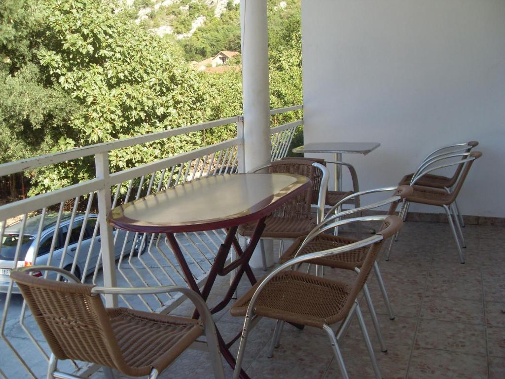 un gruppo di sedie e tavoli su un balcone di Guest House Sandra a Kotor (Cattaro)