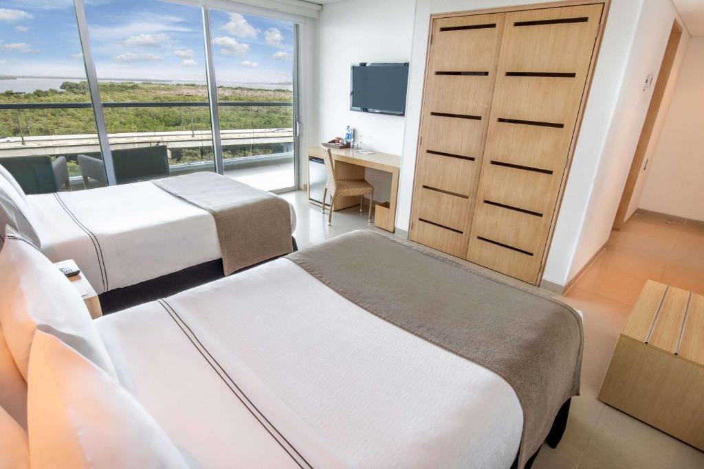 Postel nebo postele na pokoji v ubytování Sonesta Hotel Cartagena