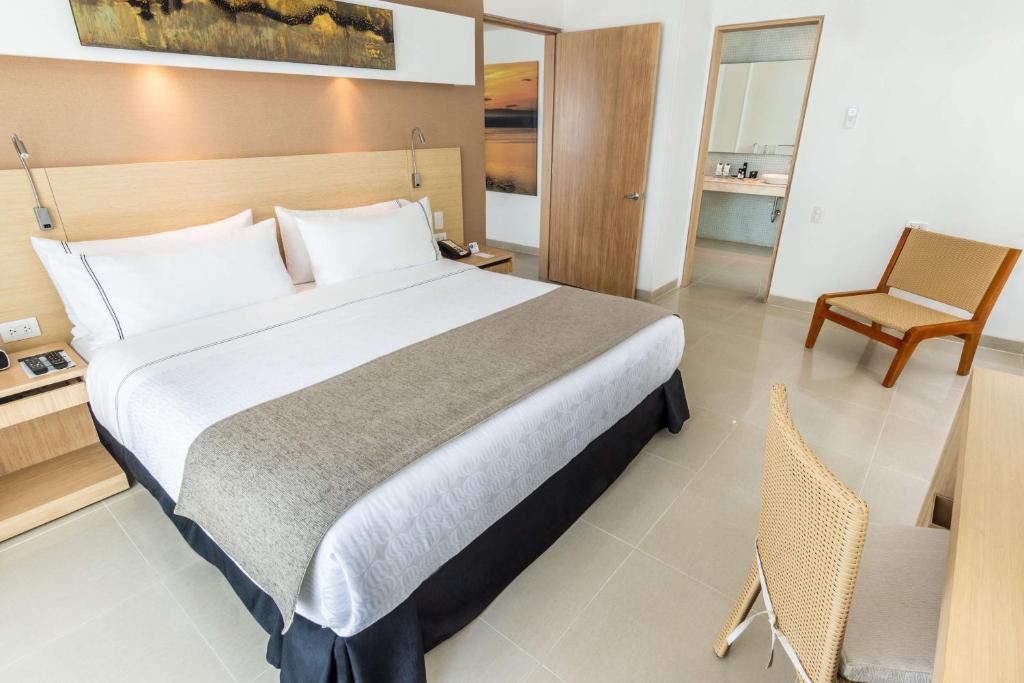 Postel nebo postele na pokoji v ubytování Sonesta Hotel Cartagena