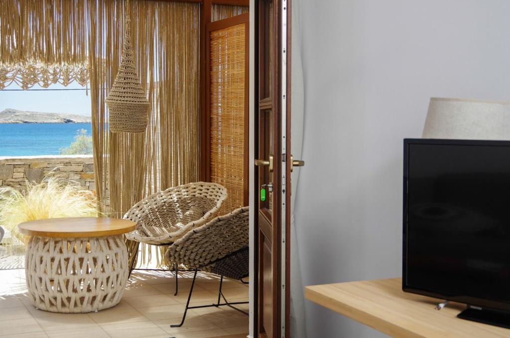 TV a/nebo společenská místnost v ubytování Syros Wellness Luxury Suites
