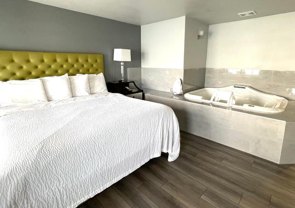 Un pat sau paturi într-o cameră la Tides Inn & Suites